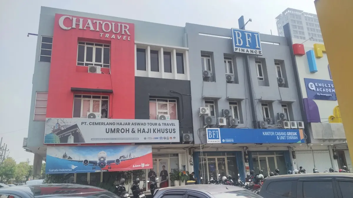 PROMO MENARIK: Chatour Travel siap meramaikan gelaran Gresik Umrah & Hajj Fest 2026 di Atrium Gressmall Gresik dengan menghadirkan beragam paket promo dan program pembiayaan. (Foto : Riri/Radar Gresik) 