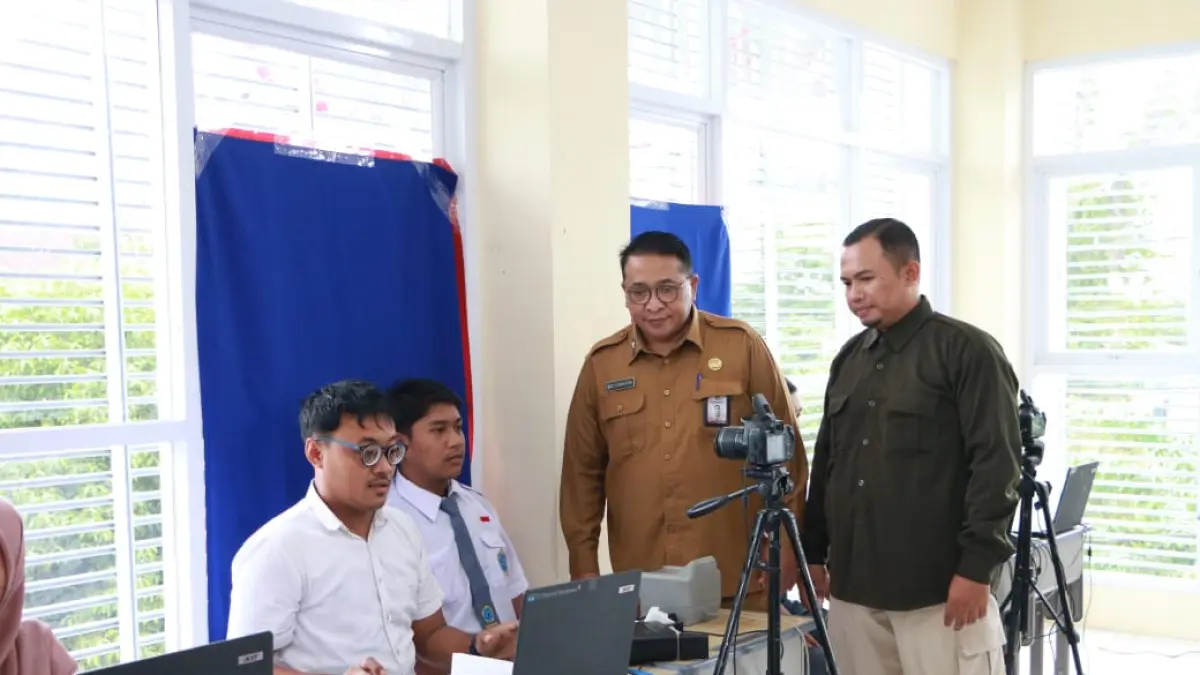 JEMPUT : Kepala Disdukcapil Kabupaten Gresik, Muhammad Hari Syawaludin saat jemput bola perekaman KTP di sekolah. (Foto : Dok/Radar Gresik) 