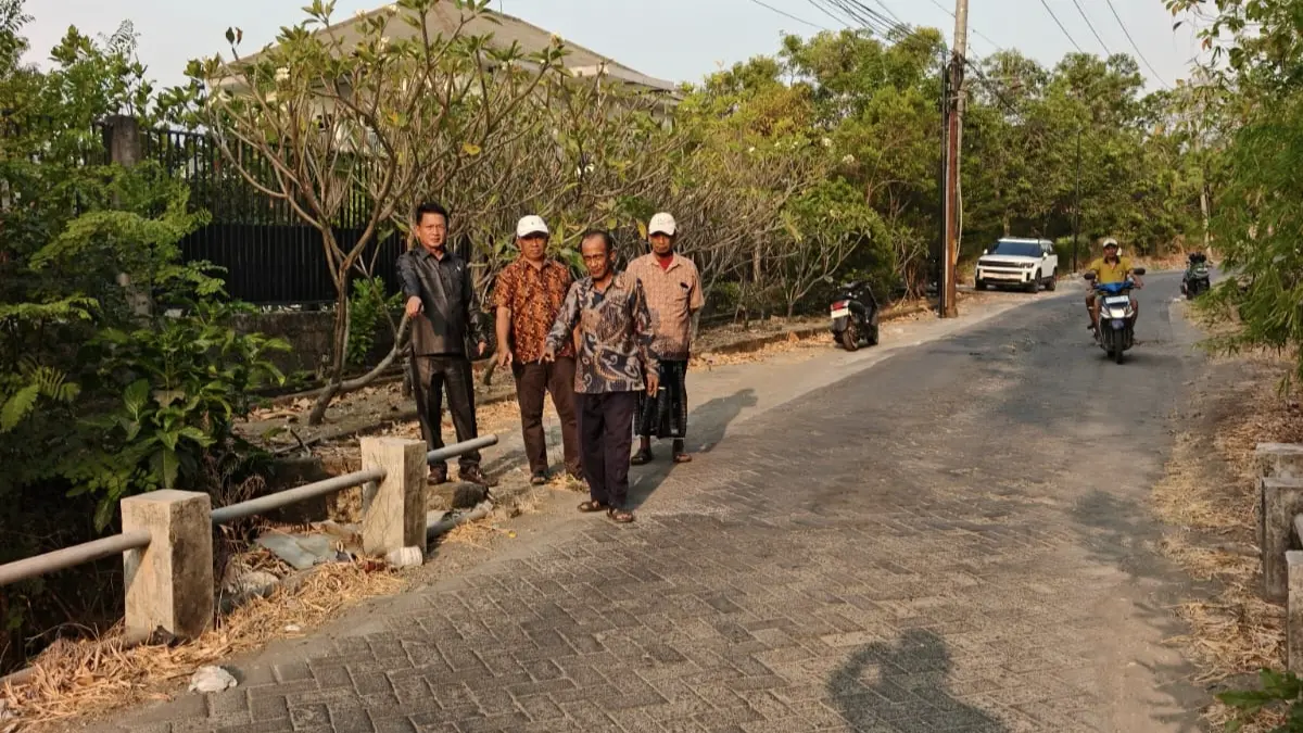 SIDAK : Wakil Ketua DPRD Kabupaten Gresik Wongso Negoro saat sidak jembatan yang amblas atau rusak. (Foto : Fajar/Radar Gresik)