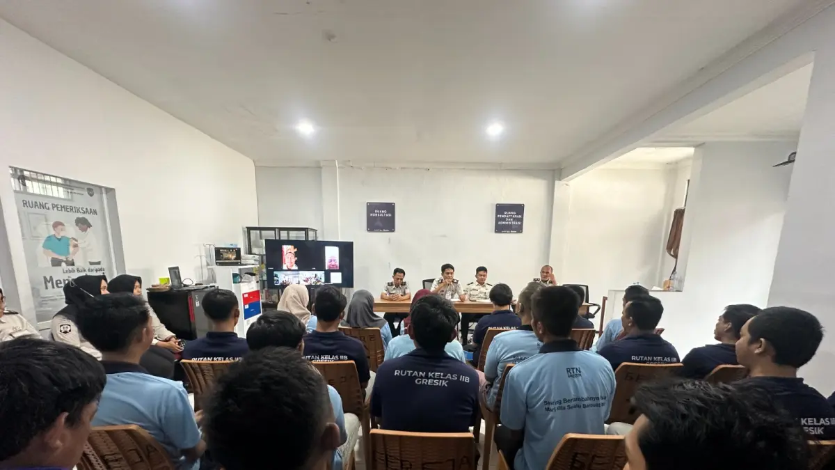 SIDANG TPP: Kepala Sub Seksi Pelayanan Tahanan Rutan Gresik, Ari Djoko Irwanto, saat memimpin Sidang Tim Pengamat Pemasyarakatan (TPP) bersama warga binaan. (Foto : Yudhi/Radar Gresik) 