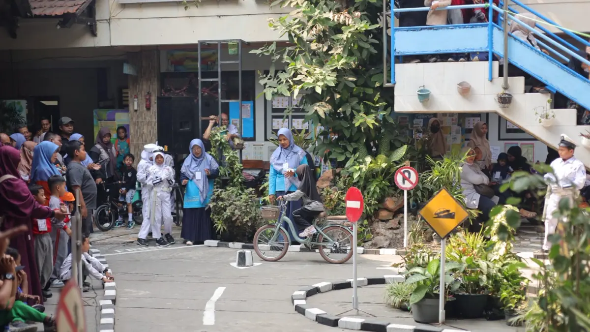 TANAMKAN SEJAK DINI : Anggota Unit Kamsel Satlantas Polres Gresik saat memberikan edukasi kepada anak TK belajar tertib lalu lintas sejak dini. (Foto : Ist/Radar Gresik) 