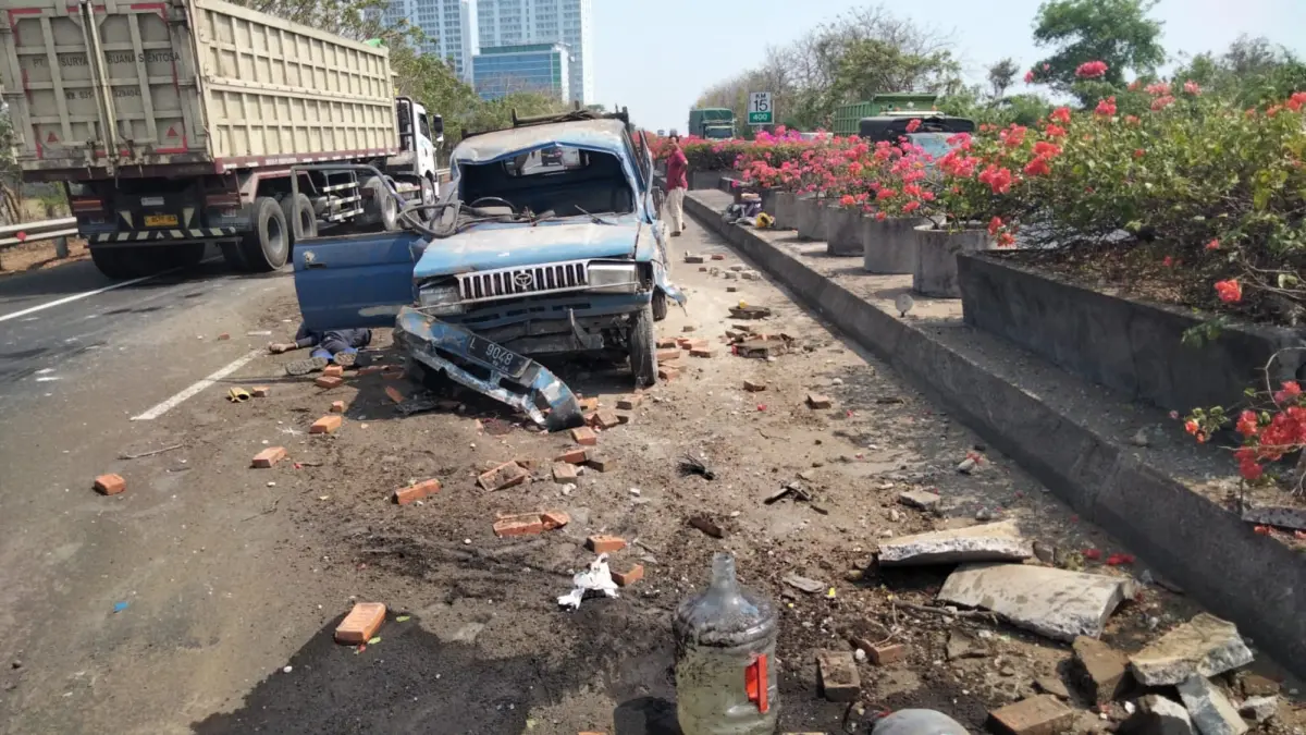 TERGELATAK : Empat korban terlihat tergeletak usai kendaraan Pick Up yang dinaikinya pecah ban di Jalan Raya Tol Kebomas Km 15+400, Kecamatan Kebomas, Kabupaten Gresik. (Foto : Ist/Radar Gresik)