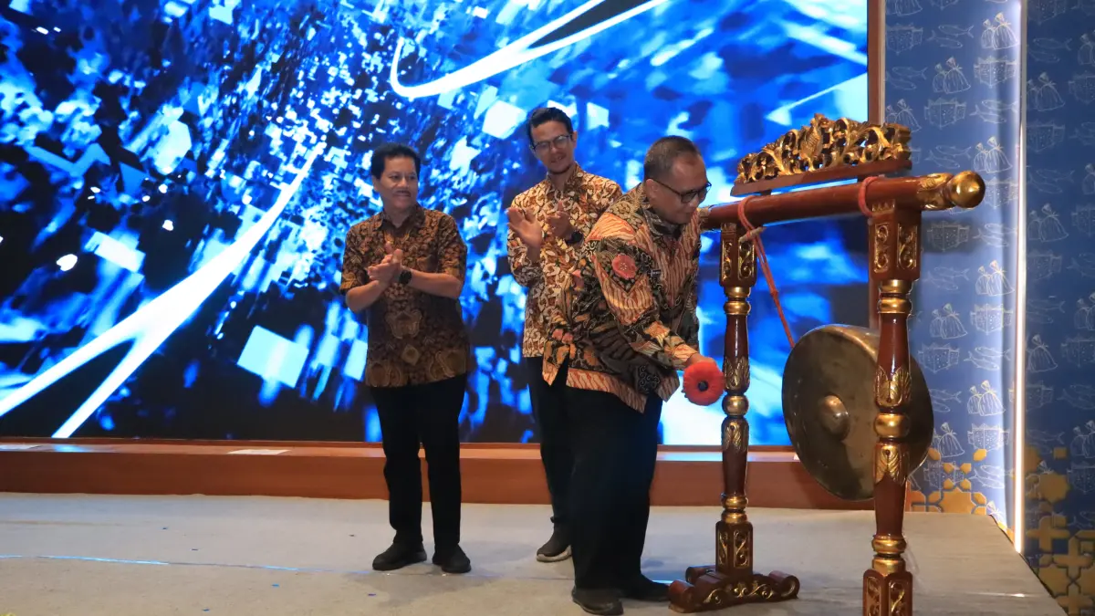 Wakil Bupati Gresik, Asluchul Alif, secara resmi melepas Tim Robotik Bawah Air "Siti Busyro" dari Universitas Muhammadiyah Gresik (UMG). 