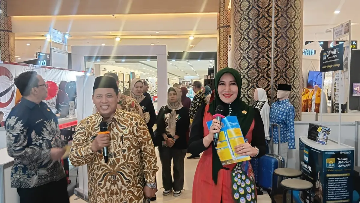 APRESIASI – Anggota DPR RI dr. Lia Istifhama saat menyampaikan sambutan sekaligus membuka pameran Gresik Umrah dan Haji Fest 2026 di Atrium Gressmall Gresik, Jumat (11/9). (Foto : Fajar/Radar Gresik)