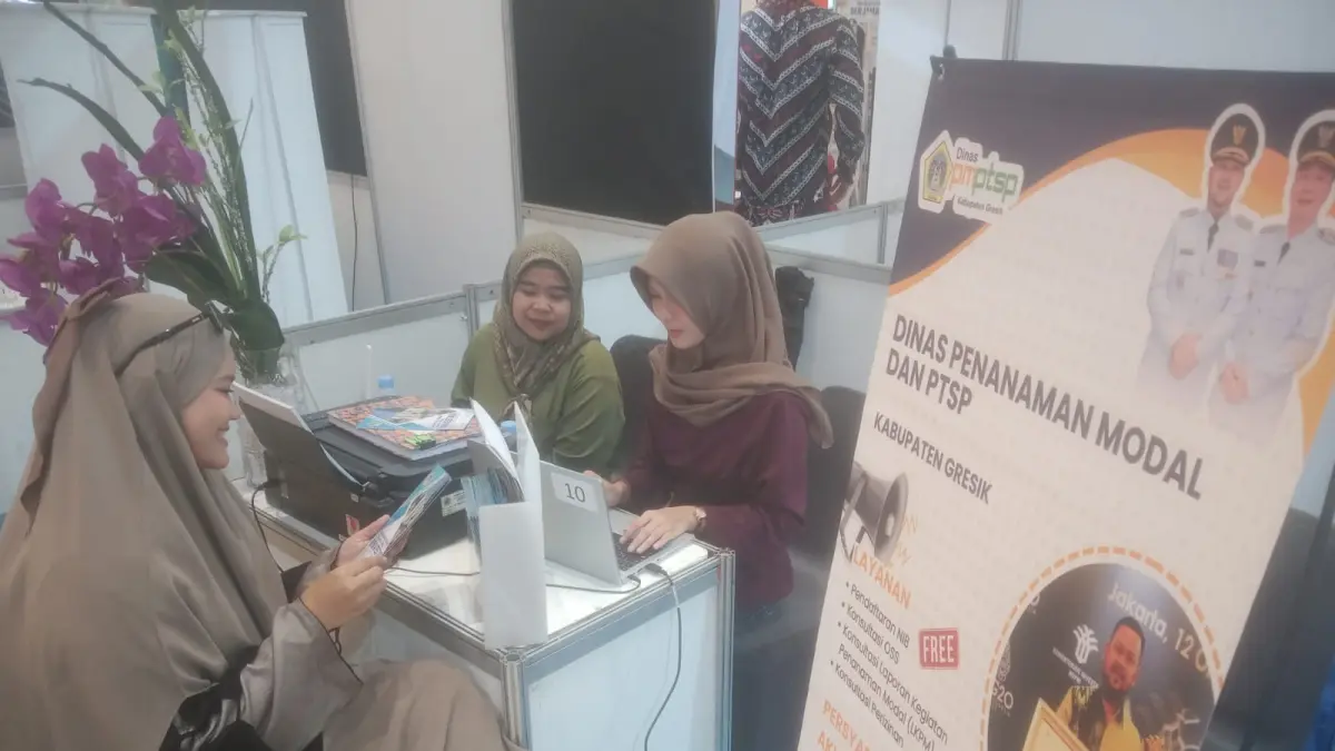 BUKA PELAYANAN – Petugas DPMPTSP Kabupaten Gresik memberikan layanan gratis pendaftaran izin usaha dan konsultasi legalitas kepada masyarakat dalam pameran Gresik Umrah & Haji Fest 2026 di Atrium Gressmall Gresik. (Foto : Yudhi/Radar Gresik)