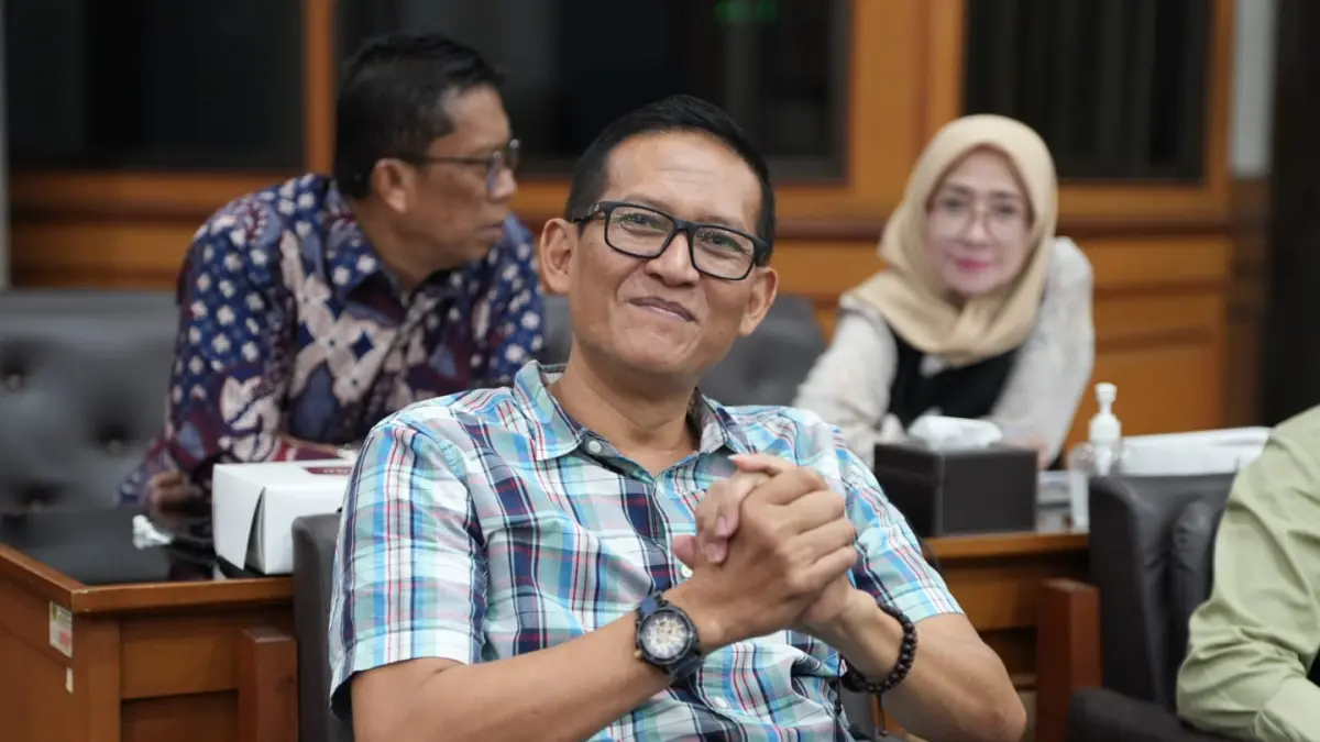 DORONG PENERANGAN – Wakil Ketua Komisi III DPRD Kabupaten Gresik Abdullah Hamdi meminta Dinas Perhubungan mempercepat perbaikan dan pemasangan PJU, terutama di ruas jalan kawasan perkotaan yang masih gelap. (Foto : Fajar/Radar Gresik)