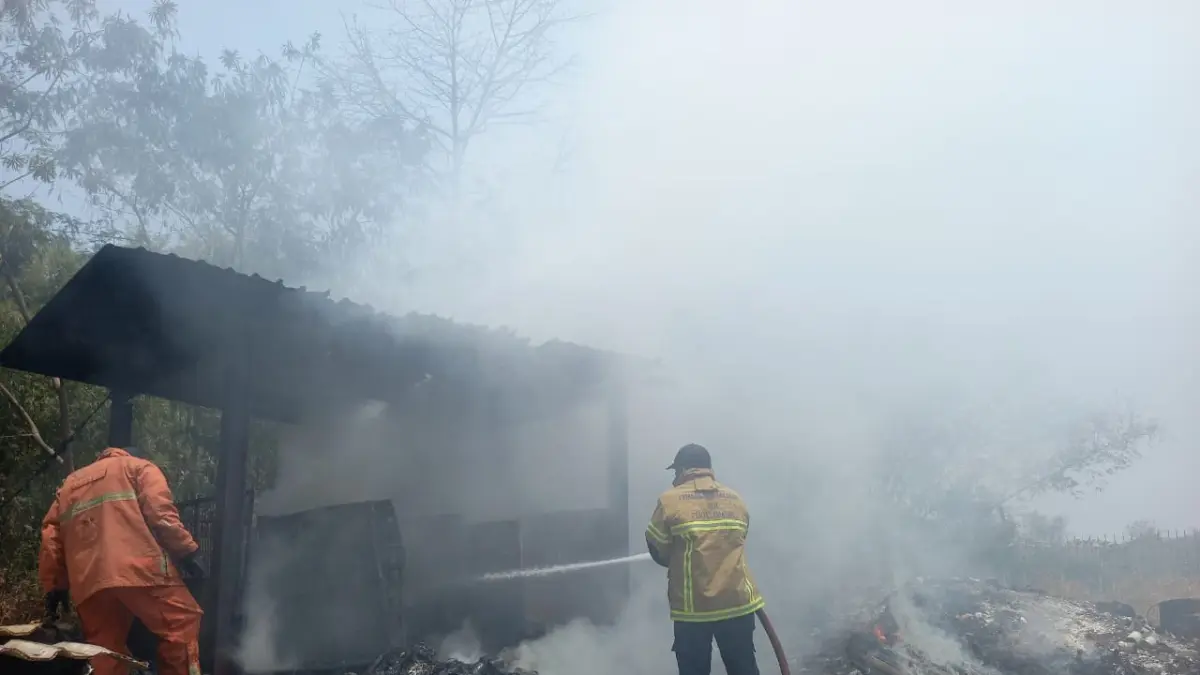 PEMADAMAN – Petugas Damkarla Gresik Pos Driyorejo saat melakukan proses pemadaman dan penguraian tumpukan sampah yang terbakar di area PT Kingdom Indah 2. (Foto : Ist/Radar Gresik)