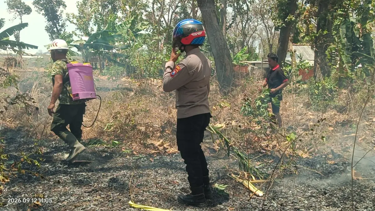 PENCEGAHAN – Jajaran Polres Gresik bersama petugas Perhutani dan warga saat bersinergi dalam upaya pencegahan kebakaran hutan dan lahan (Karhutla) di kawasan Hutan Panceng, Kabupaten Gresik, Sabtu (12/9). (Foto : Ist/Radar Gresik)