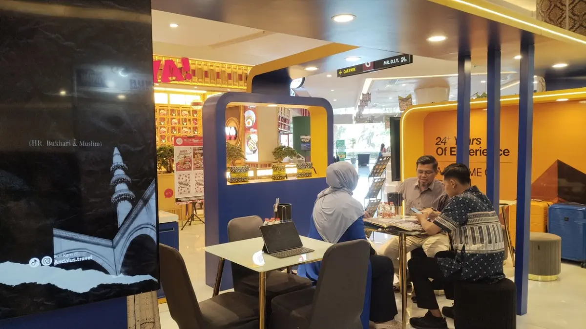 BANYAK PROMO – Perwakilan Andalus Travel saat memberikan penjelasan mengenai promo paket umrah dan haji khusus kepada pengunjung pameran Gresik Umrah & Haji Fest 2026 di Atrium Gressmall Gresik. (Foto : Riri/Radar Gresik)