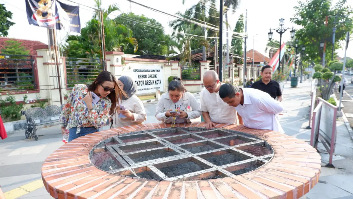 BERKUNJUNG – Para wisatawan didampingi tim Aston Gresik dan pemandu saat menyusuri kawasan heritage kota lama di Kabupaten Gresik dalam program Walking Tour. (Foto : Ist/Radar Gresik)