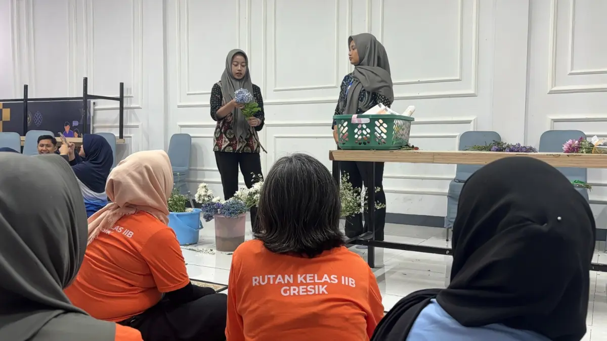 DILATIH KETERAMPILAN : Petugas Rutan Kelas IIB Gresik saat mendampingu pelatihan merangkai buket bunga kepada warga binaan. (Foto : Ist/Radar Gresik)