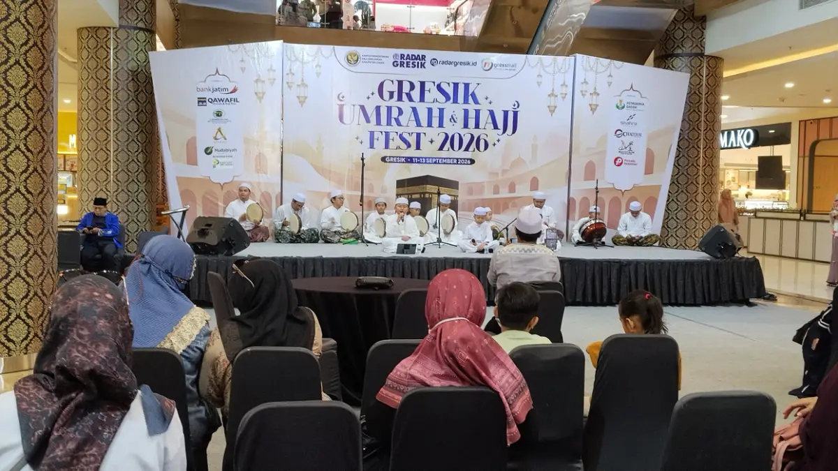 KREASI BANJARI – Para siswa SD NU Nurul Ishlah Gresik yang tergabung dalam ekstrakurikuler banjari saat menunjukkan kebolehannya menyemarakkan panggung Gresik Umrah & Hajj Fest 2026 di Atrium Gressmall. (Foto : Riri/Radar Gresik)