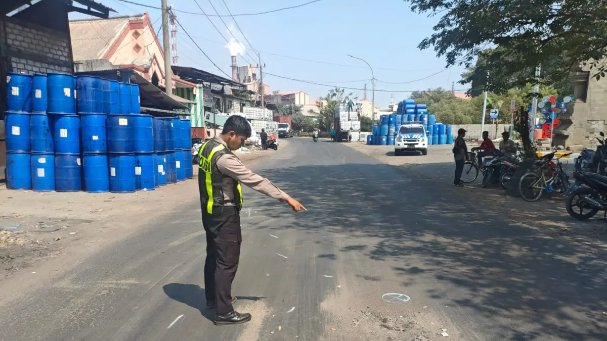 OLAH TKP – Petugas Unit Gakkum Satlantas Polres Gresik saat mengumpulkan petunjuk dan melakukan olah tempat kejadian perkara (TKP) kecelakaan maut di Jalan Raya Martadinata. (Foto : Ist/Radar Gresik)