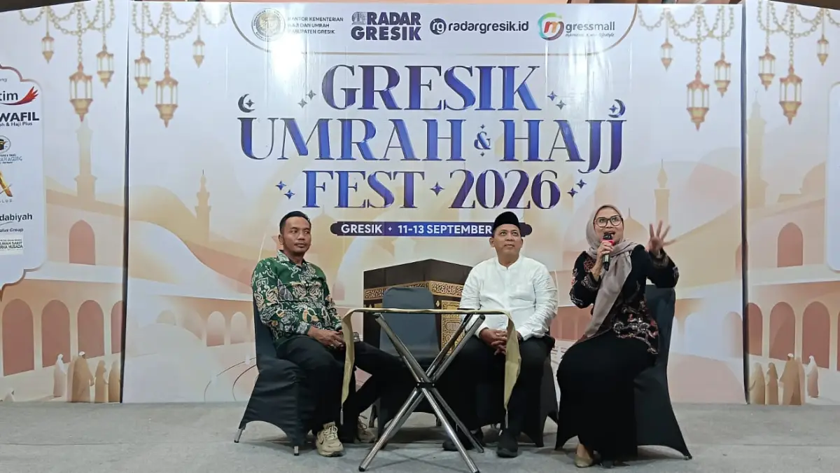 TALK SHOW – Ketua Komisi IV DPRD Kabupaten Gresik Muchamad Zaifudin, Kepala Kantor Kemenhaj Kabupaten Gresik Lulus, dan Kepala Biro Radar Gresik Umi Hanik Akasah saat menjadi narasumber talk show. (Foto : Ist/Radar Gresik)