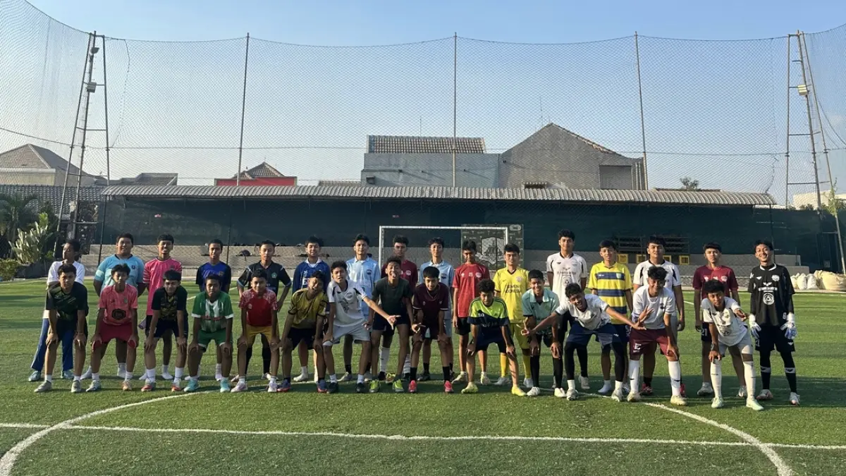 Tim mini soccer SMAN 1 Gresik memantangkan persiapan fisik, taktik, dan mental jelang berlaga di Turnamen Bahlil Mini Soccer. (Foto : Riri/Radar Gresik)