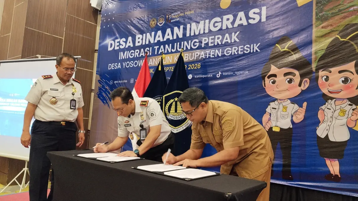 KESEPAKATAN BERSAMA: Kepala Kantor Imigrasi Kelas I TPI Tanjung Perak Henry Wibowo (tengah) bersama Kepala Desa Yosowilangun H. Abdur Rosyid (kanan) menandatangani berkas kerja sama pembentukan Desa Binaan Imigrasi di Hotel Horison Gressmall, Manyar, Gresik, Senin (14/9). (Foto : Riri/Radar Gresik)