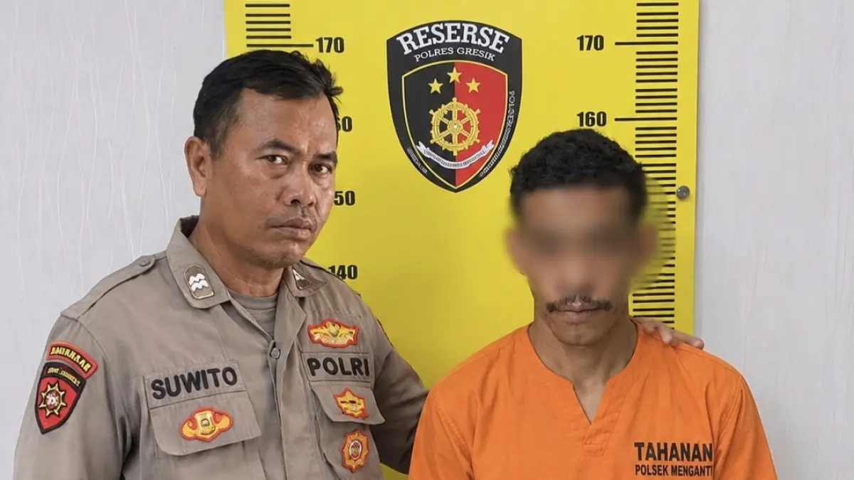 DIAMANKAN : Tersangka kasus pencurian Stevenson Ledoh saat diamankan di Mapolsek Menganti, Gresik. (Foto : Ist/Radar Gresik)