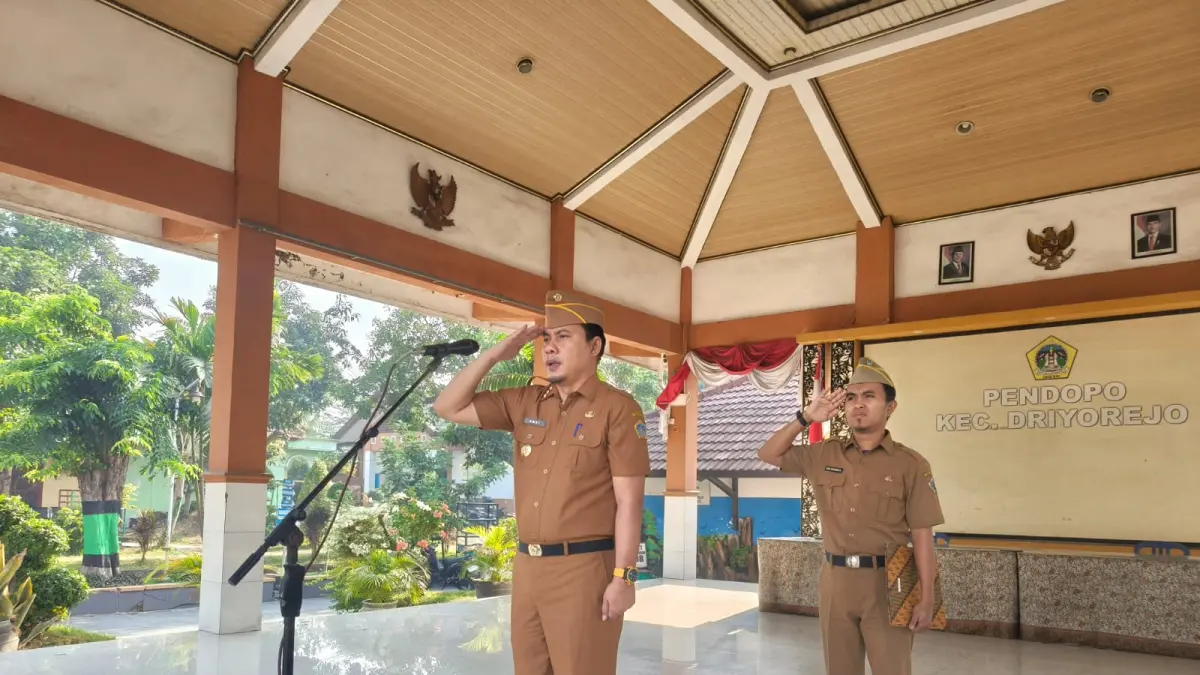 Leader : Camat Driyorejo M. Amri saat menjadi pemimpin apel Senin. (Foto : Dok/Radar Gresik)