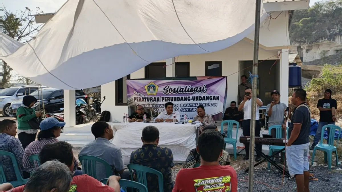 PROTES :  Sopir dump truk dan pengusaha dolomit keluhkan aturan operasional dan perizinan, DPRD Gresik cari jalan tengah. (Foto : Ist/Radar Gresik)