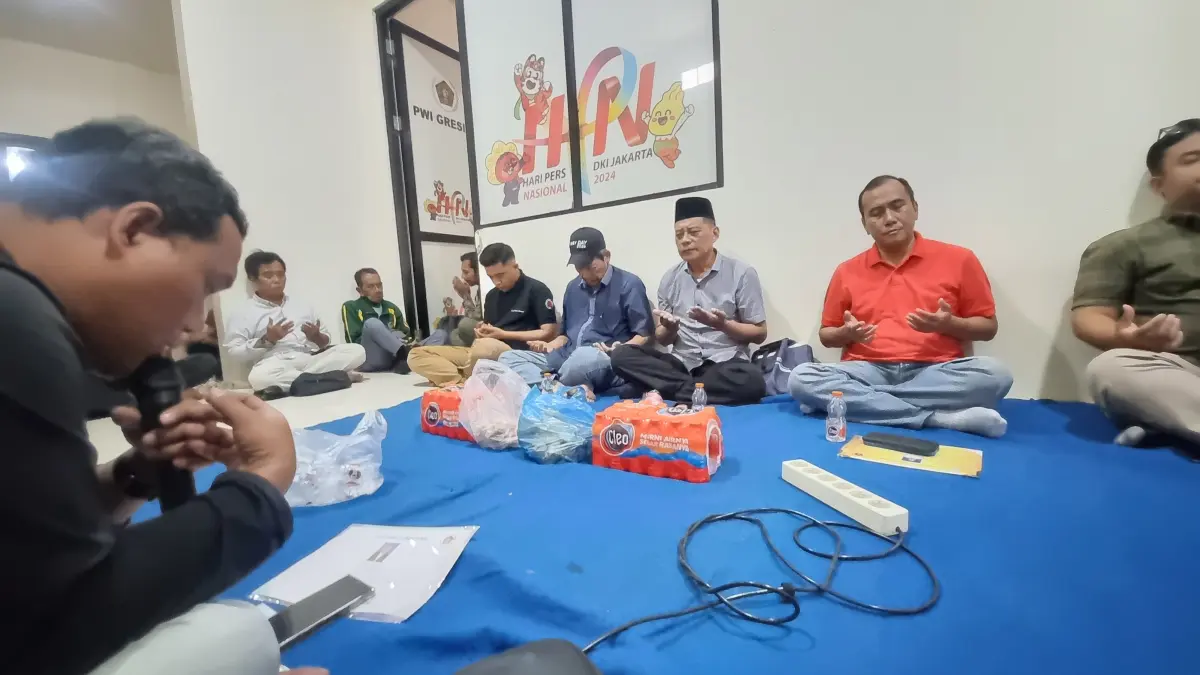 PWI Kabupaten Gresik menggelar doa bersama. (Foto : Ist/Radar Gresik)