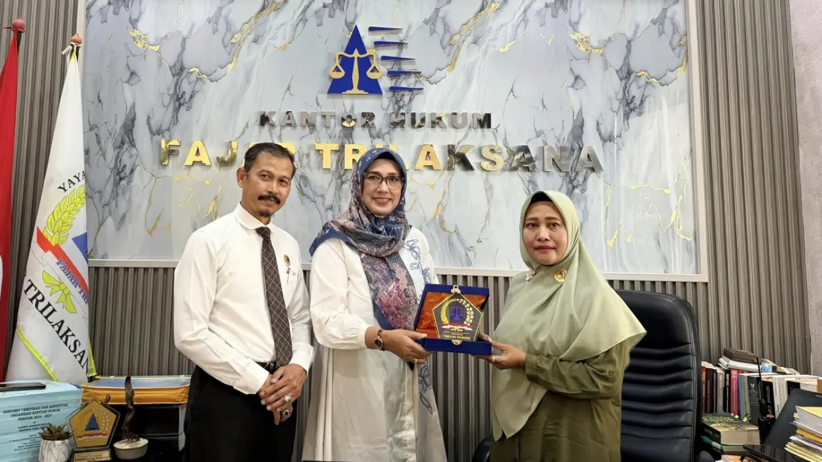 Rombongan FH UTM yang dipimpin langsung oleh Dekan Prof. Dr. Erma Rusdiana, S.H., M.H. hadir ke Kantor Pusat YLBH Fajar Trilaksana di Gresik. (Foto : Ist/Radar Gresik)