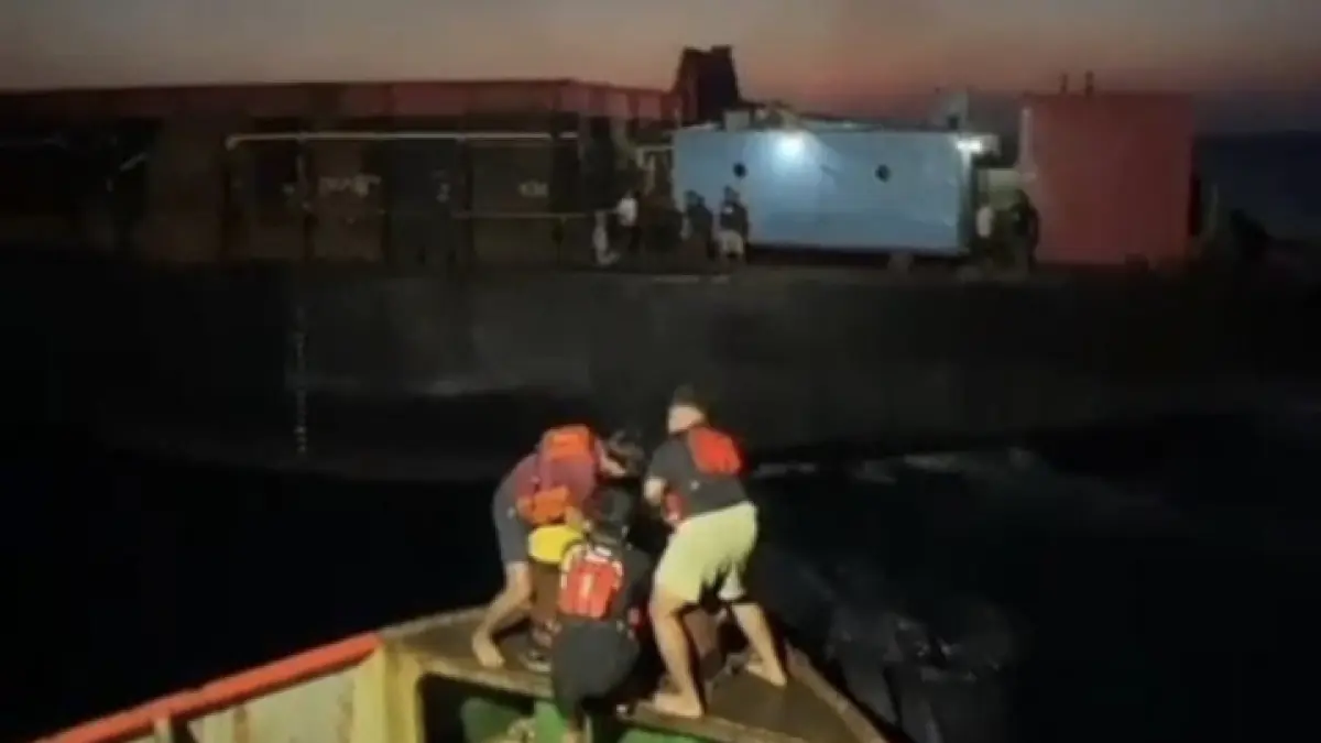 SELAMAT: Tongkang BG M80-1301 yang sempat hilang kontak di perairan Bawean akhirnya ditemukan bersama delapan ABK dalam kondisi selamat. (Foto : Istimewa/Radar Gresik)