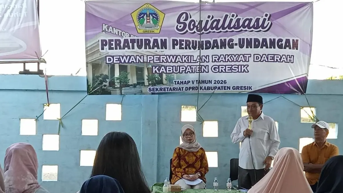 SOSPER : Anggota DPRD Gresik Danang Swantara saat melakukan mensosialisasikan Perda. (Foto : Fajar/Radar Gresik)