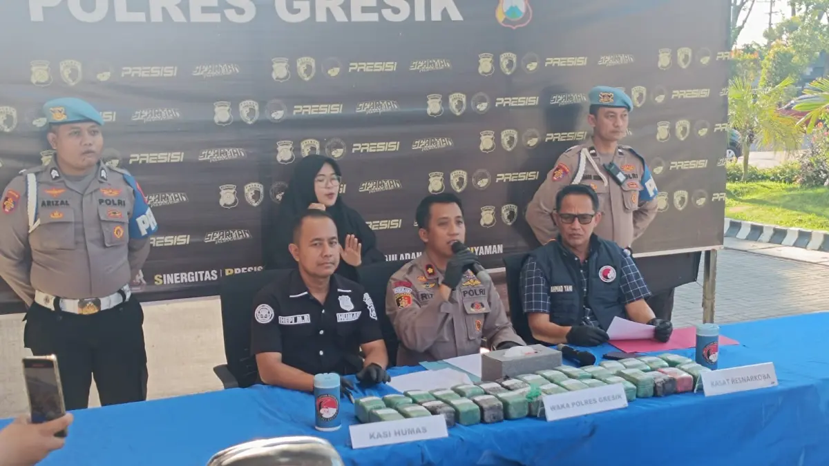 DIAMANKAN: Wakapolres Gresik Kompol Rizki Santoso didampingi Kasatnarkoba AKP Ahmad Yani dan Kasihumas Polres Gresik Iptu Hepi saat mengamankan barang bukti di Mapolres Gresik. (Foto : Yudhi/Radar Gresik)