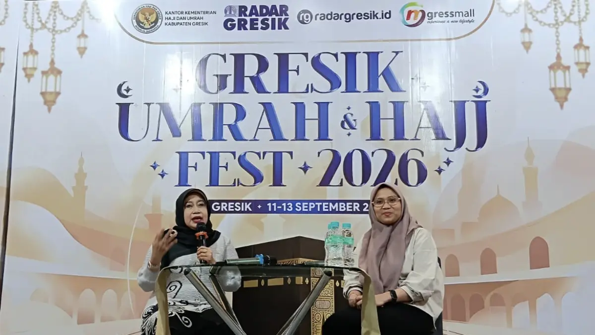 NARASUMBER : Kepala Dinkes Kabupaten Gresik, dr. Mukhibatul Khusnah, M.M., M.Kes., saat menjadi narasumber di talk show Pameran Gresik Umrah dan Haji Feat 2026. (Foto : Fajar/Radar Gresik)