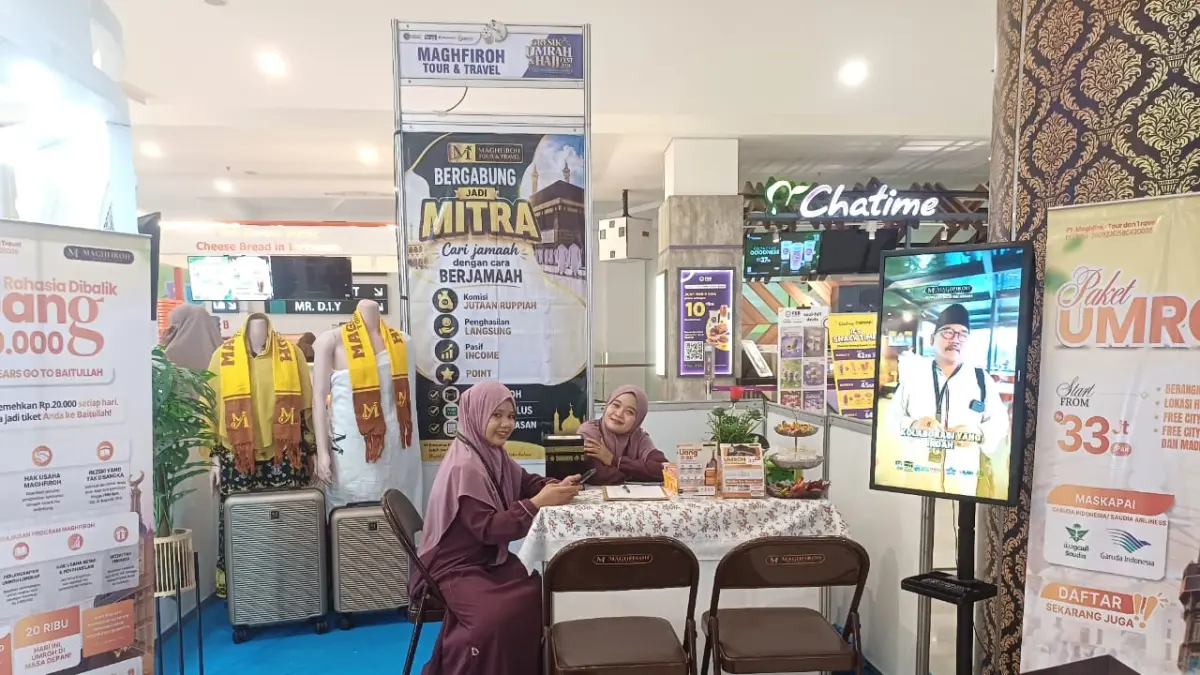 SUASANA : kondisi stand travel Maghfiroh di Pameran Gresik Umrah dan Haji Fest 2026. (Foto : Fajar/Radar Gresik)
