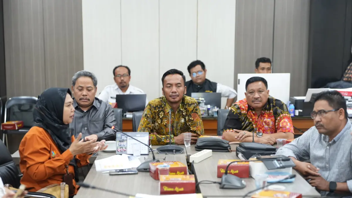 HEARING: Wakil Ketua DPRD, Komisi IV DPRD, dan OPD Kabupaten Gresik membahas persoalan pemutakhiran data DTSEN. (Foto : Dok/Radar Gresik)