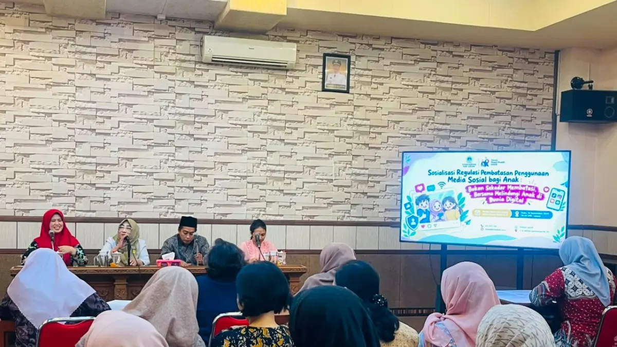 BERSAMA LINDUNGI ANAK: Pemkab Gresik bersama Puspa Pinatih dan DPRD Gresik menggelar sosialisasi pembatasan penggunaan media sosial bagi anak di Ruang Argo Lengis, Kantor Bupati Gresik, Rabu (16/9). (Foto : Ist/Radar Gresik)