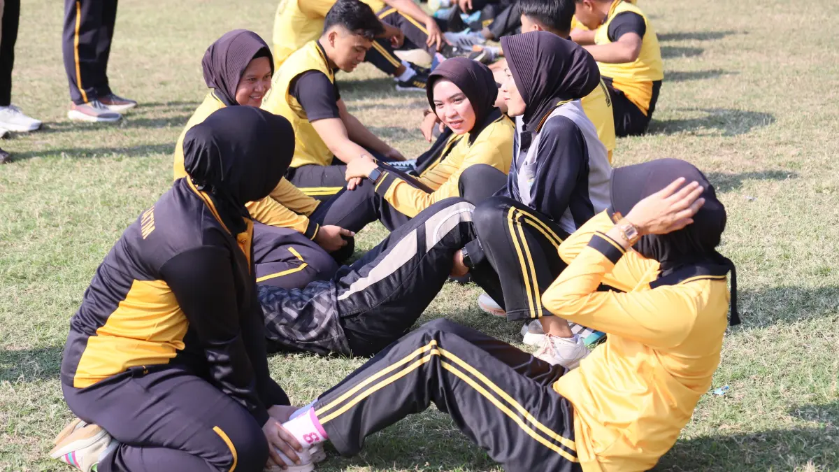 JAGA KEBUGARAN: Personel Polres Gresik mengikuti Tes Kesamaptaan Jasmani (TKJ) Semester II Tahun 2026 di Lapangan Sepak Bola PT Petrokimia Gresik. (Foto : Ist/Radar Gresik)