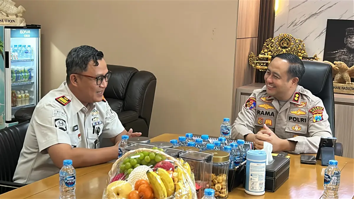 KERJA SAMA: Kepala Rutan Kelas IIB Gresik Dhimas Isdwiyono bersama Kapolres Gresik AKBP Ramadhan Nasution memperkuat sinergi pengamanan di lingkungan pemasyarakatan. (Foto : Yudhi/Radar Gresik)