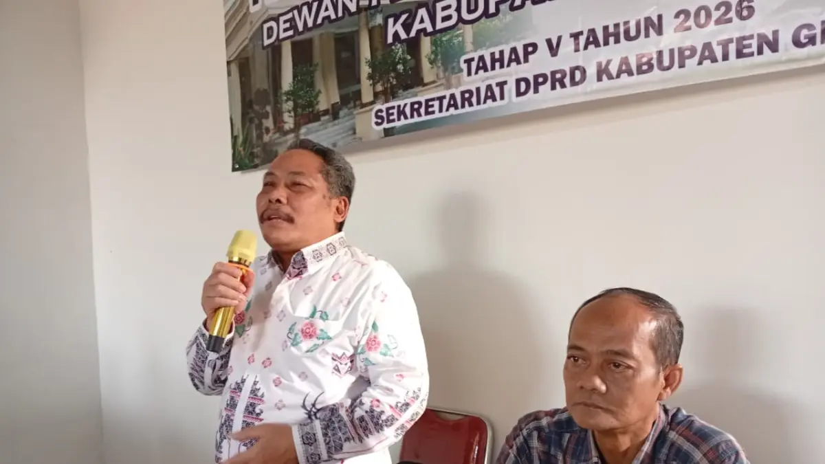 PERDA: Anggota DPRD Gresik Dr. Jumanto saat menyampaikan sosialisasi Perda Nomor 2 Tahun 2022 tentang ketenteraman dan ketertiban umum serta perlindungan masyarakat. (Foto : Fajar/Radar Gresik)