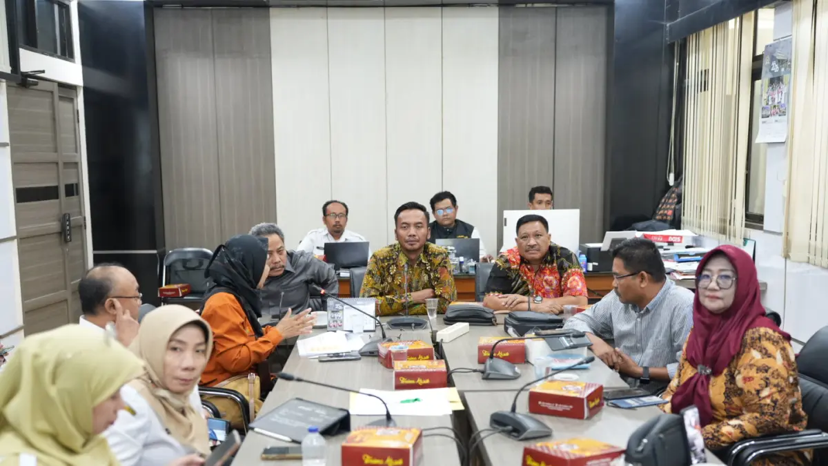 RAPAT: Kepala Dinsos Kabupaten Gresik dr. Ummi Khoiroh saat mengikuti rapat bersama DPRD Gresik membahas persoalan data desil masyarakat. (Foto : Fajar/Radar Gresik)