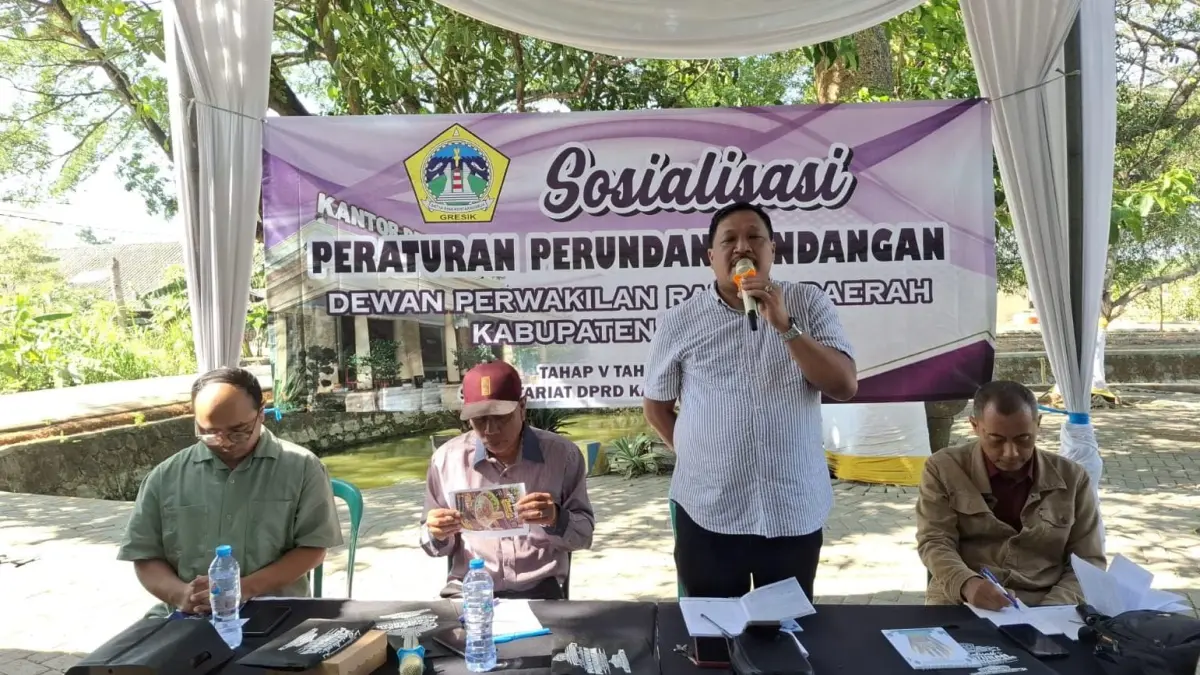 SOSIALISASI: Wakil Ketua DPRD Gresik Mujid Riduan saat menyampaikan sosialisasi Perda Nomor 2 Tahun 2022 tentang ketenteraman dan ketertiban umum serta perlindungan masyarakat. (Foto : Fajar/Radar Gresik)