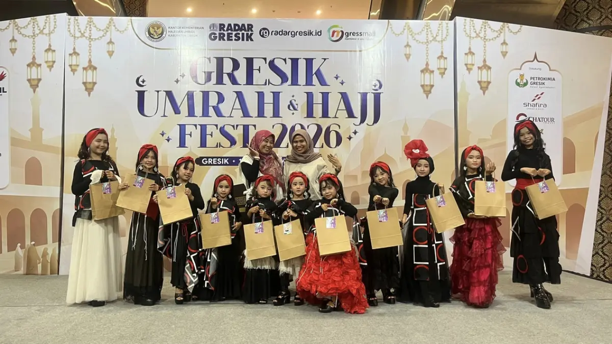 TAMPIL ENERGIK: Sebelas model cilik binaan Fella Mecca Make Up tampil percaya diri di atas catwalk dalam gelaran Umrah & Hajj Fest. (Foto : Fajar/Radar Gresik)