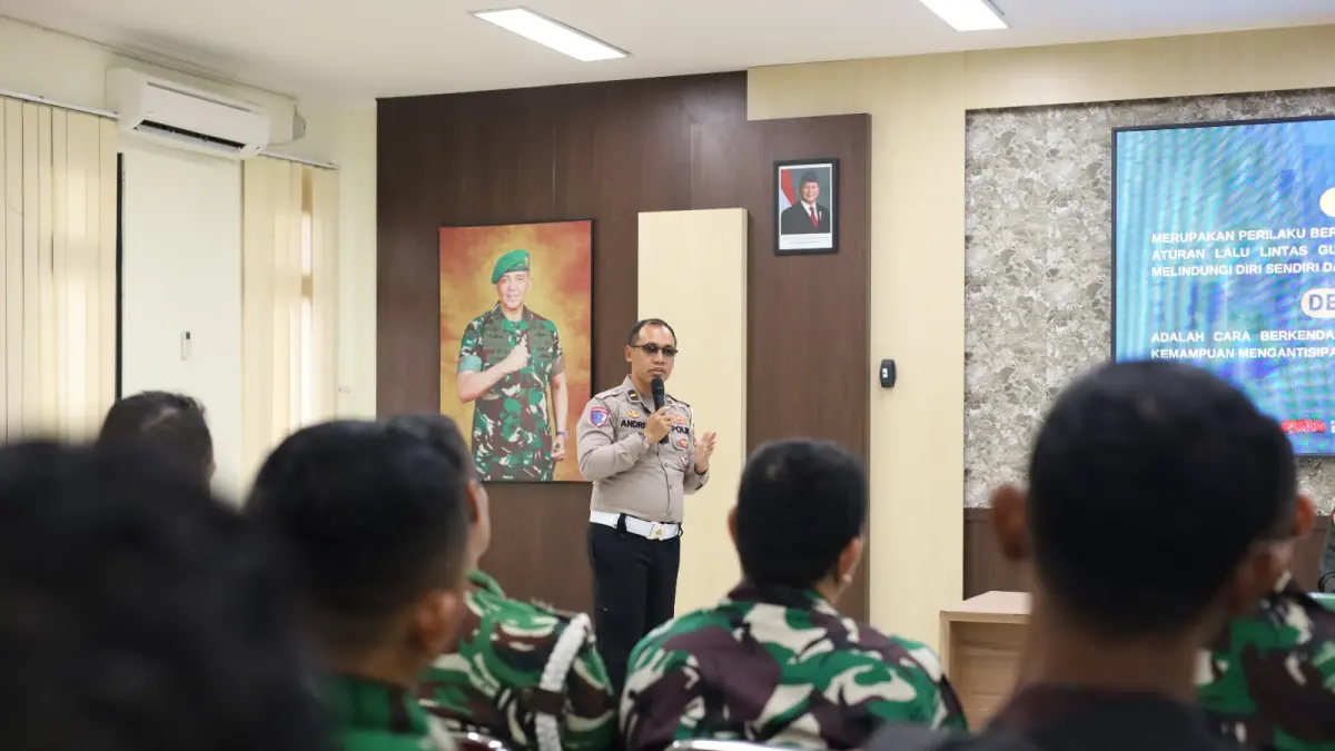 COACHING CLINIC: Petugas Satlantas Polres Gresik memberikan Coaching Clinic keselamatan berkendara bersama Subdenpom V/4-2 Gresik. (Foto : Ist/Radar Gresik)