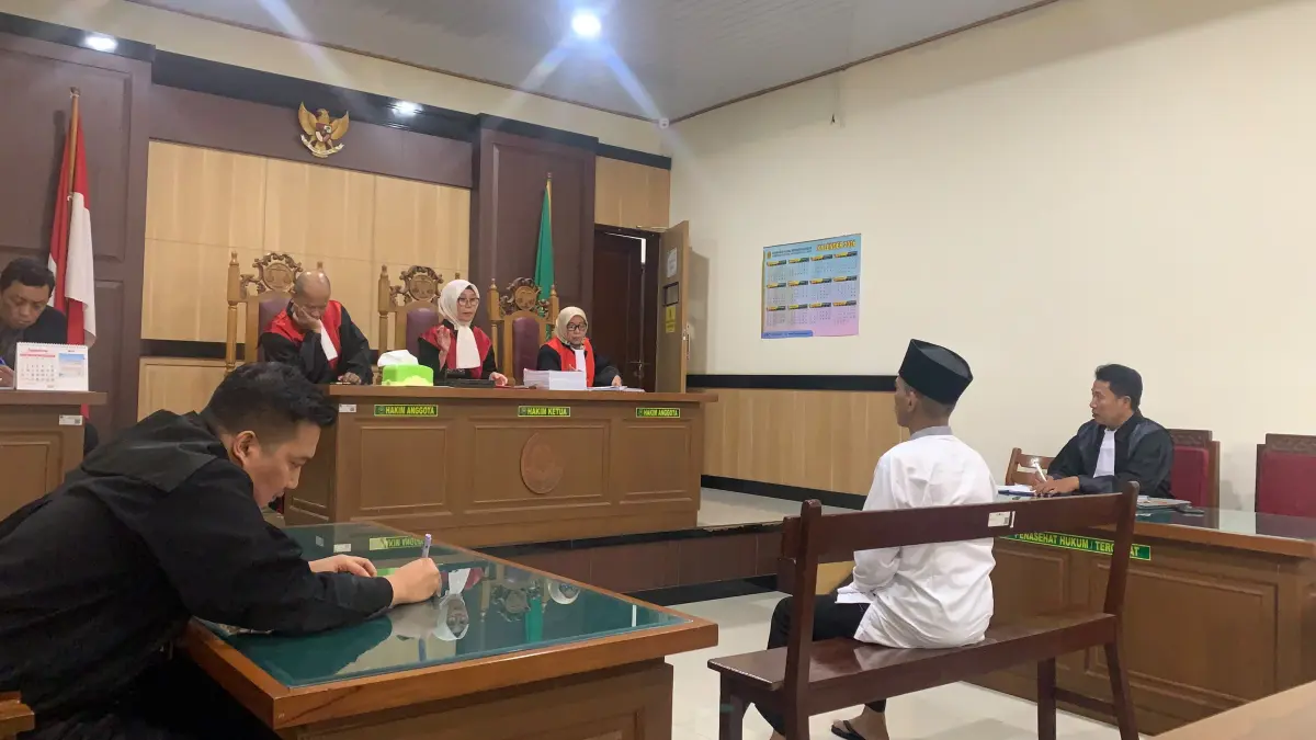 DISIDANG: Terdakwa Agus Priyono menjalani sidang perdana perkara dugaan penipuan SK ASN fiktif di PN Gresik. (Foto : Ist/Radar Gresik)