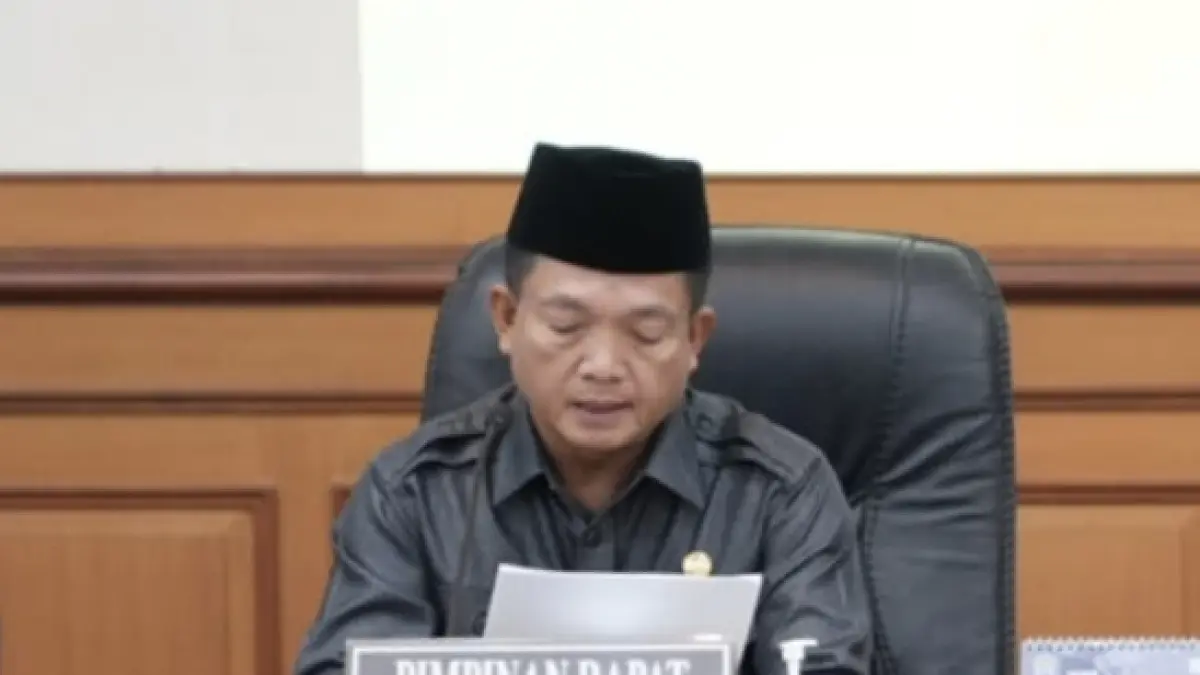 ANGGARAN: Wakil Ketua DPRD Gresik Wongso Negoro saat membahas penguatan layanan Damkar dan DLH dalam finalisasi P-APBD 2026. (Foto : Fajar/Radar Gresik)