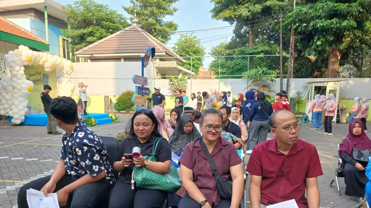 ANTRE: Masyarakat saat mengikuti layanan pengurusan paspor melalui kolaborasi Kemenhaj Gresik dan Kantor Imigrasi. (Foto : Ist/Radar Gresik)
