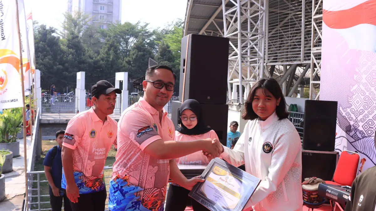 HAORNAS: Kapolres Gresik AKBP Ramadhan Nasution saat menghadiri peringatan Haornas ke-43 di Gresik dan memberikan penghargaan kepada atlet berprestasi. (Foto : Ist/Radar Gresik