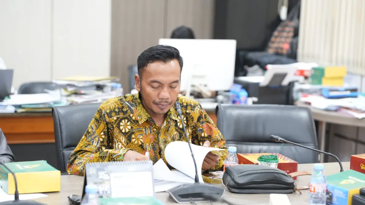 HEARING: Komisi IV DPRD Gresik saat menggelar hearing bersama KUA Kemenag Gresik terkait permohonan kendaraan operasional roda empat. (Foto : Fajar/Radar Gresik)