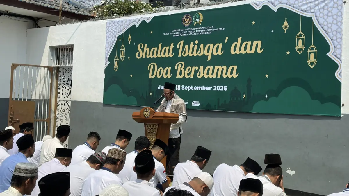 SALAT MINTA HUJAN: Petugas Rutan Kelas IIB Gresik bersama warga binaan mengikuti salat istisqa untuk memohon turunnya hujan. (Yudhi/Radar Gresik)