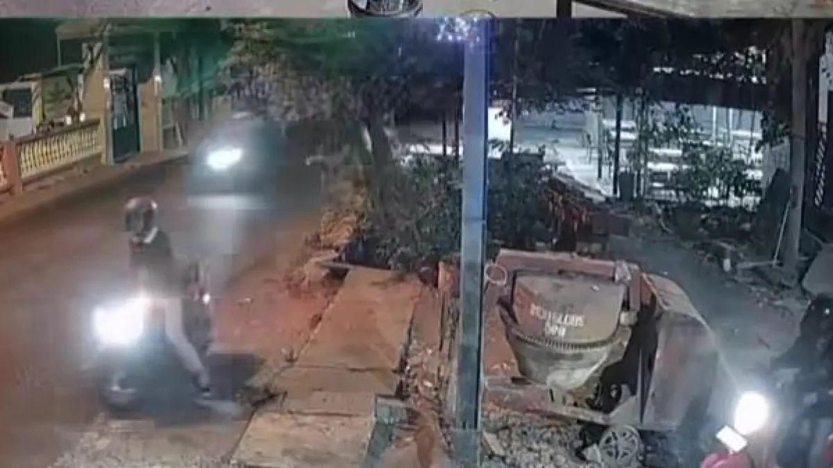 TEREKAM CCTV: Aksi dua orang yang diduga pelaku curanmor terekam kamera CCTV di kawasan Petiken, Driyorejo, Gresik. (Foto : Ist/Radar Gresik)