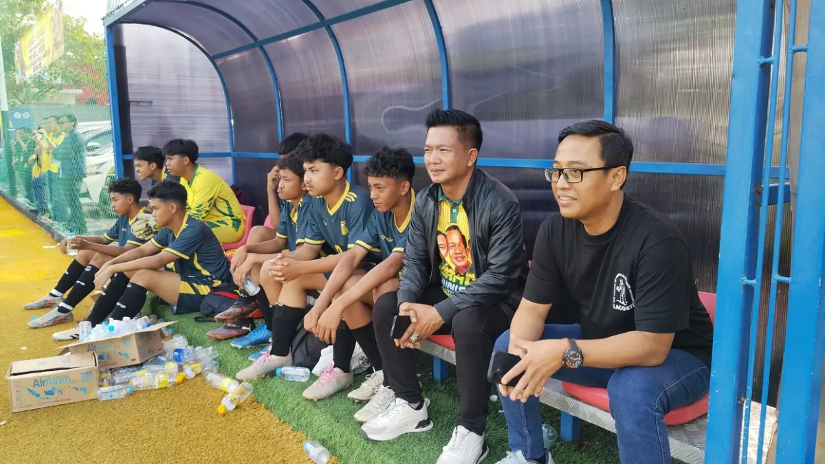 HADIR LANGSUNG : Ketua DPD Golkar Gresik Wongso Negoro menyaksikan langsung laga SMA SIG melawan SMA Antartika Sidoarjo bersama Anggota DPR RI Dapil Lamongan-Gresik Ahmad Labib. (Foto : Riri/Radar Gresik)
