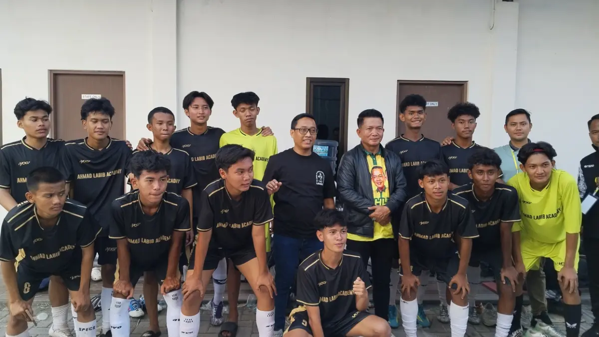 Hebat : MAN 2 Gresik berfoto bersama anggota DPR RI Dapil Lamongan-Gresik Ahmad Labib usai memenangkan laga. (Foto : Riri/Radar Gresik)