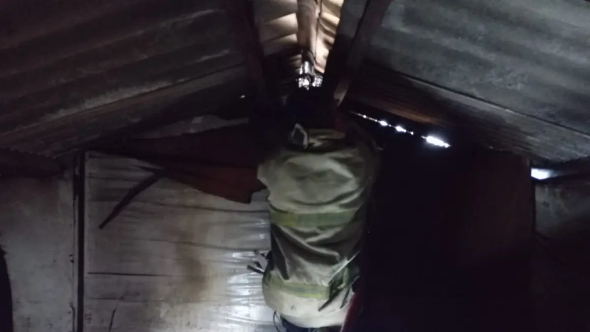 PEMADAMAN: Petugas Damkar Gresik saat melakukan pemadaman kebakaran rumah di Jalan Perintis Asrama Polisi (Aspol) Blok A Nomor 04, Desa Randuagung, Kecamatan Kebomas, Gresik. (Yudhi/Radar Gresik)