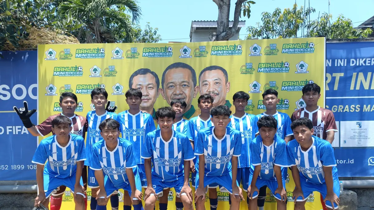 Pesta : Tim SMA N 1 Manyar berfoto sebelum menjalani laga 16 besar turnamen Bahlil Mini Soccer 2026. (Foto : Riri/Radar Gresik)